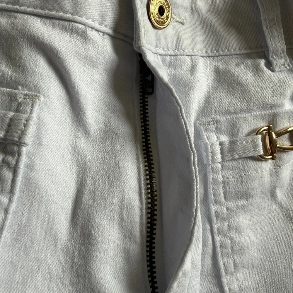 Camila Coehlo- White Cropped Ankle Jeans with Gold Tone Chain Accent- Size 8 - Picture 3 of 9